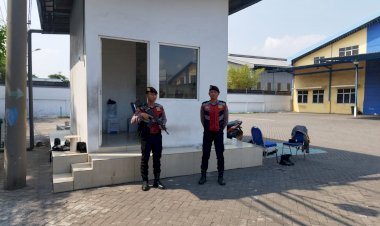 Polrestabes-Surabaya-Siagakan-Personel-Pengamanan-Gudang-Penyimpanan-Logistik-Pemilu-2024